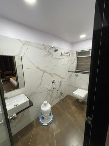 Bathroom, Hotel Vardhan in Pramukh Vihar