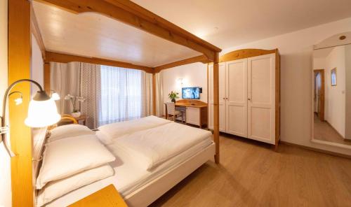 1 queen bed, 2 twin beds