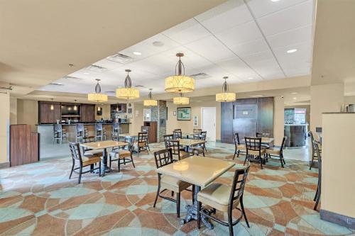1BR 2 Queens Apt-Hotel with Pool, Hot Tub & Arcade, near Disney & Universal!