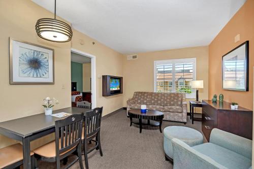 1BR 2 Queens Apt-Hotel with Pool, Hot Tub & more, near Disney & Universal!