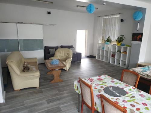 Einraum-Ferienwohnung 46m2 Eisenhüttenstadt-Diehlo (Einraum-Ferienwohnung 46m2 Eisenhuttenstadt-Diehlo) in 艾森許滕施塔特