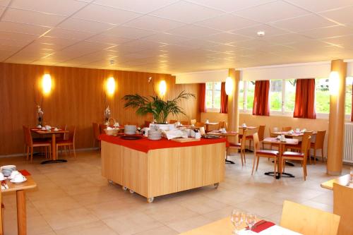 طعام و مشروبات, لو سيناكل (Le Cenacle) in Eaux-Vives