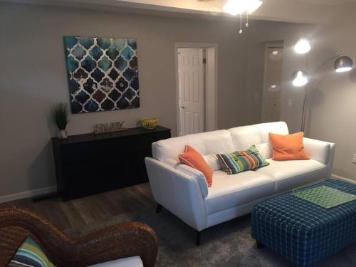 Luxury 2BD&DEN /2 Bathouse