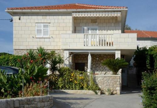  Apartments Žana - 30m from beach, Pension in Postira