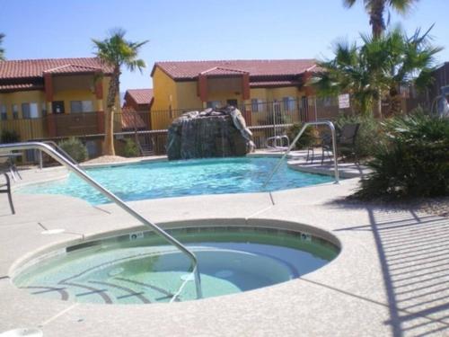Golfer’s Oasis Condominium at Hawk Ridge - Tap to explore photos