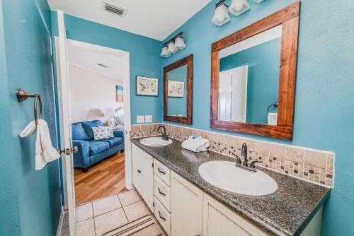 St Thomas Square 1210A Sleeps 4 Pool Fire Pit - image 10