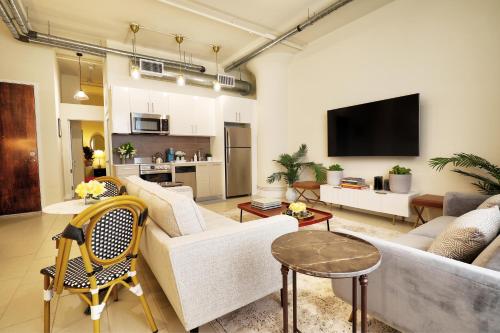 Classic Los Angeles Elegance in Downtown, Sleeps 4, Free Parking and 360 Degree View Roof Top Pool! in Los Angeles, USA