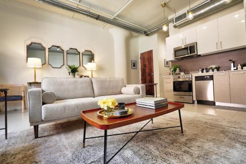 Classic Los Angeles Elegance in Downtown, Sleeps 4, Free Parking and 360 Degree View Roof Top Pool!
