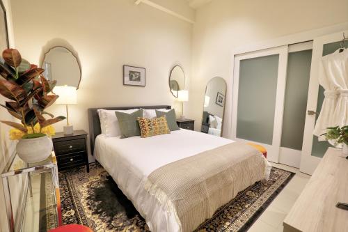 Classic Los Angeles Elegance in Downtown, Sleeps 4, Free Parking and 360 Degree View Roof Top Pool! in Los Angeles, USA