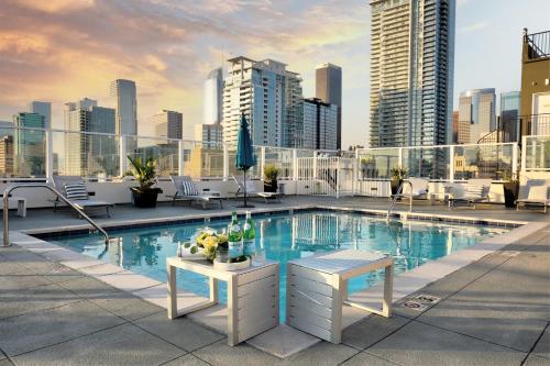 Classic Los Angeles Elegance in Downtown, Sleeps 4, Free Parking and 360 Degree View Roof Top Pool!