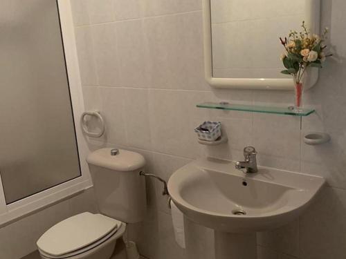 Room in Guest room - Hostal restaurante Seoane - Deluxe Queen Room