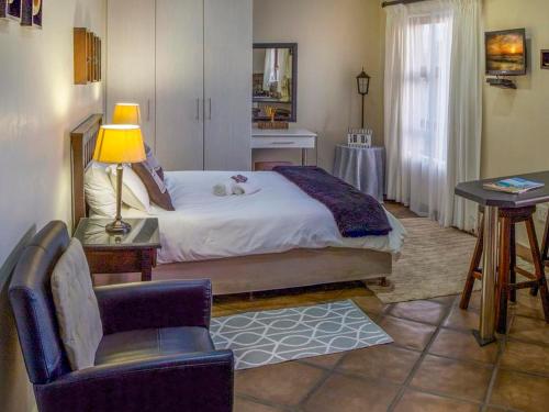 Room in BB - Guest Lodge, double bed and sofa bed max 4 guests, near Port Elizabeth