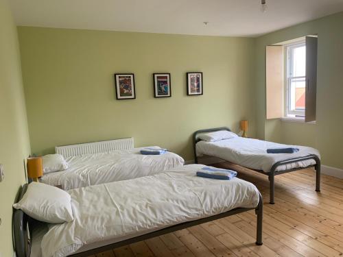 3 twin beds