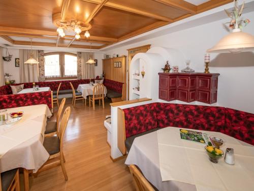 2 bedrooms, 3 beds