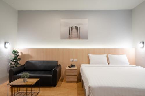 The Arbern Hostel x Bistro Room Type - Deluxe King Suite