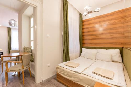 De Luxe Suite in The Absolute Center - image 13
