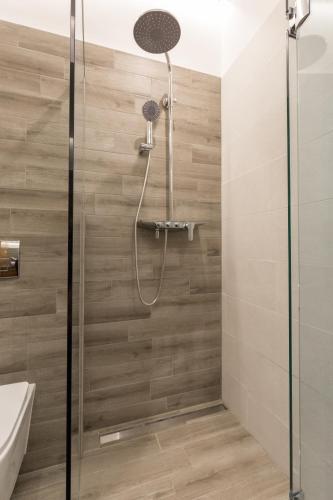 De Luxe Suite in The Absolute Center - image 8