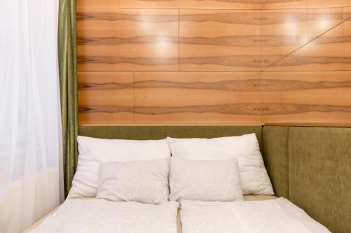 De Luxe Suite in The Absolute Center - image 3
