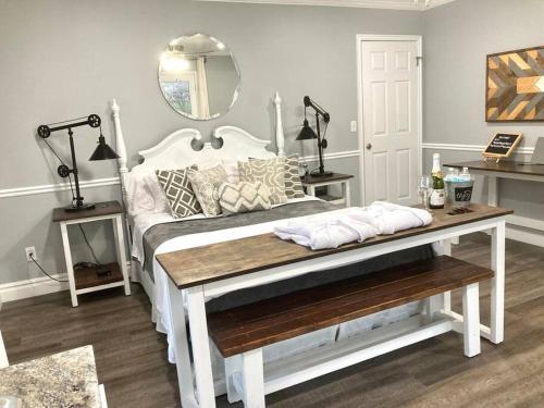 Elegant farmhouse getaway w/ amazing Mountain View
