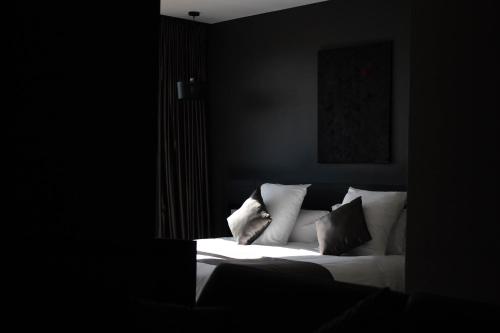 1 queen bed, 1 sofa bed