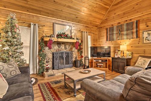 Smoky Mountains Cabin Less Than 1 Mi to Douglas Lake in Sevierville, USA