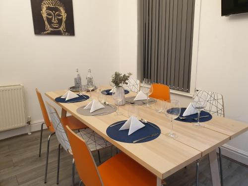 Stunning 5 bed house, 2 mins to beach and town.