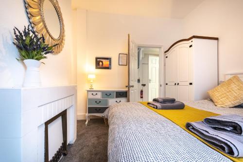 5-bedroom Kings House with garden l spacious l close to the centre l shops l restaurants gîte à louer Bournemouth Railway Station