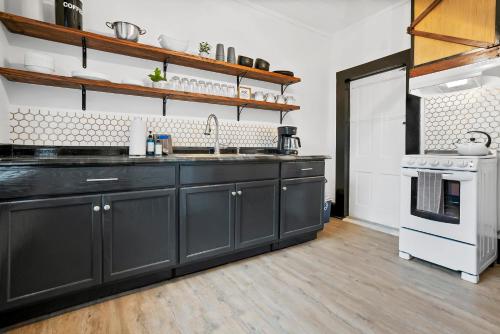Pacific Meets The Atlantic, Quaint Dog Friendly Cottage with Swing and Only Steps to Uptown Sights