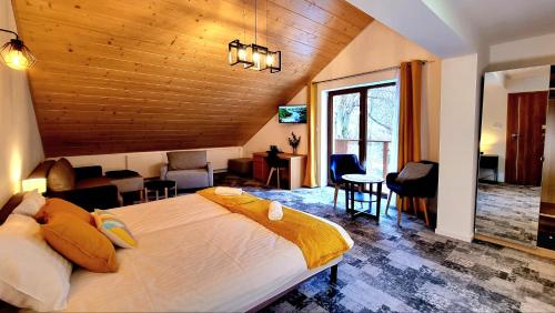 Family Room with Balcony and Mountain View 