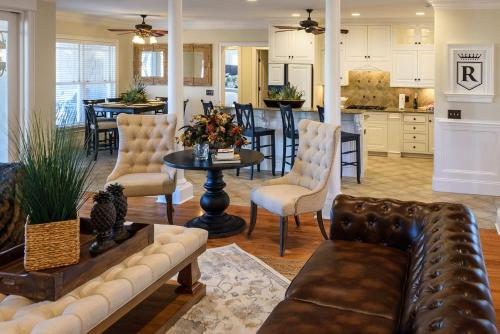 New - Spectacular️ Golf Views - Sleeps 20 - Pinehurst National #9 - Near DT Pinehurst! in Pinehurst, USA