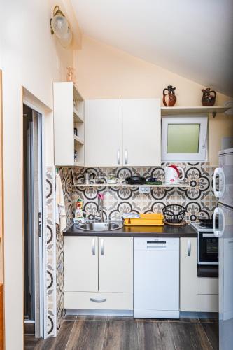 مطبخ, Apartmani Kamena Ruža (Apartmani Kamena Ruza) in كامينارى