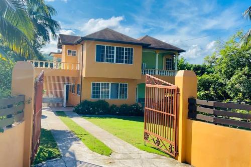 Coconut Palm Getaways; 4-Bdr, Balcony,Pool, Garden
