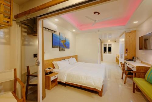 Luau Beach Inn, Maldives