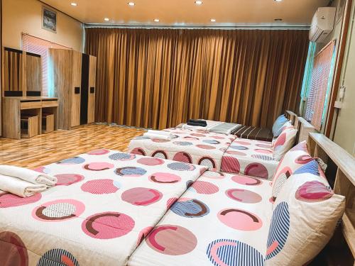3 king beds