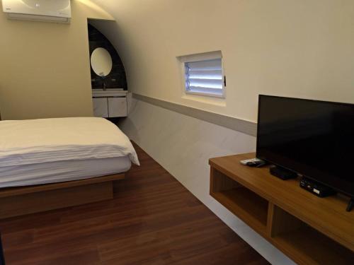 Double Room with Terrace image 8