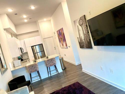 Luxurious & Comfy~ 5 ~ Location ~ King Bed ~ Pool~FREE WIFI