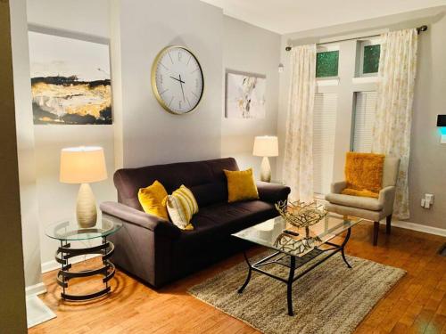 Upscale 2BD/1.5BA townhome mins to JHH & downtown in Baltimore, USA