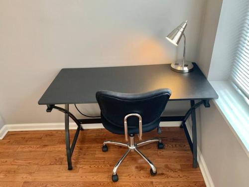 Upscale 2BD/1.5BA townhome mins to JHH & downtown in Baltimore, USA