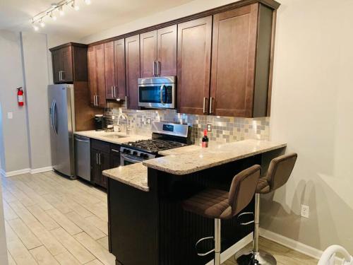 Upscale 2BD/1.5BA townhome mins to JHH & downtown in Baltimore, USA
