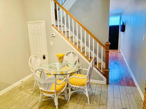 Upscale 2BD/1.5BA townhome mins to JHH & downtown in Baltimore, USA