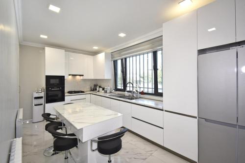 Jrvezh Aygegortsakan Street, 4 bedrooms Luxury house with Spacious swimming pool VJ555 in Dzoraghbyur