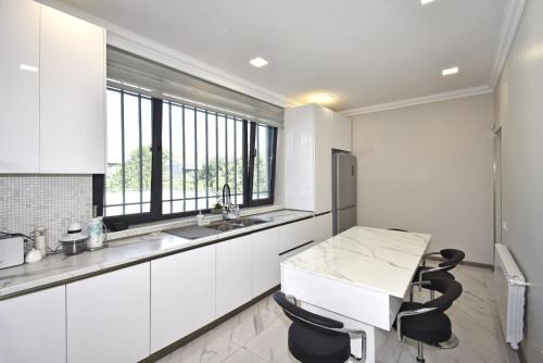 Jrvezh Aygegortsakan Street, 4 bedrooms Luxury house with Spacious swimming pool VJ555 in Dzoraghbyur