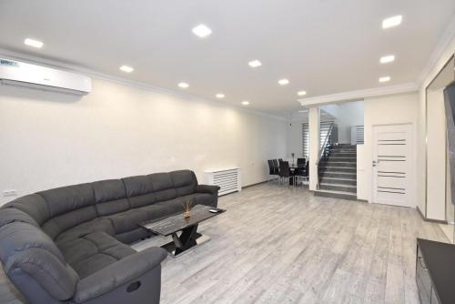 Jrvezh Aygegortsakan Street, 4 bedrooms Luxury house with Spacious swimming pool VJ555 in Dzoraghbyur
