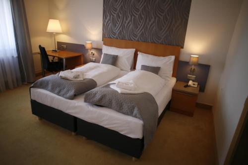 1 double bed, 2 twin beds