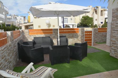 3BR Bungalow Terrace - BBQ - Parking - Pool gîte à louer Torrelamata