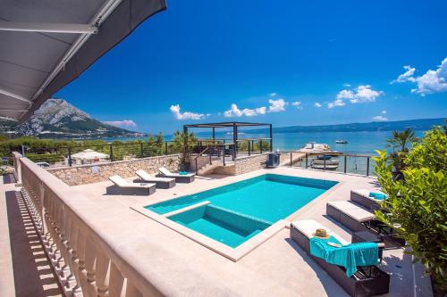 Beachfront Villa Draga with 32sqm private, heated pool, 4 bedrooms, sea view – khách sạn tại Duce