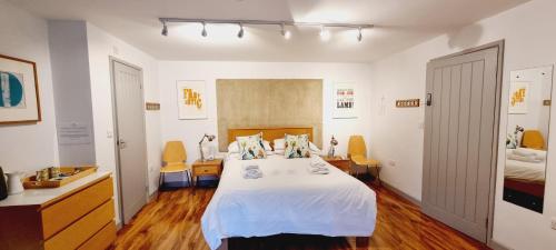 B - Simply Rooms, , Gloucestershire