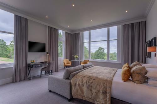 Oatlands Park Hotel in Greater London South West