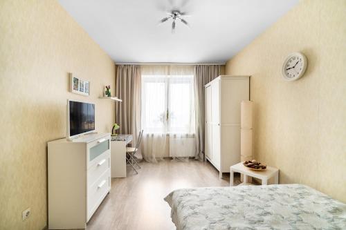 Stylish 1 BR Penthouse, 23 Floor, metro Parnas by Simply Comfort