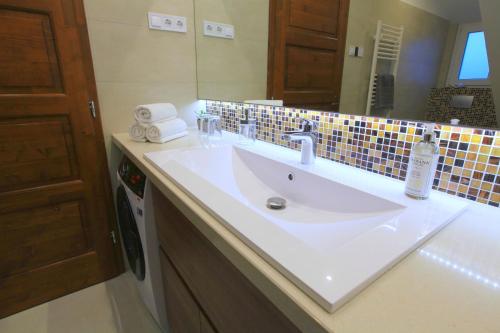 Paskal-Lux Apartments with Free Parking and AC - image 6